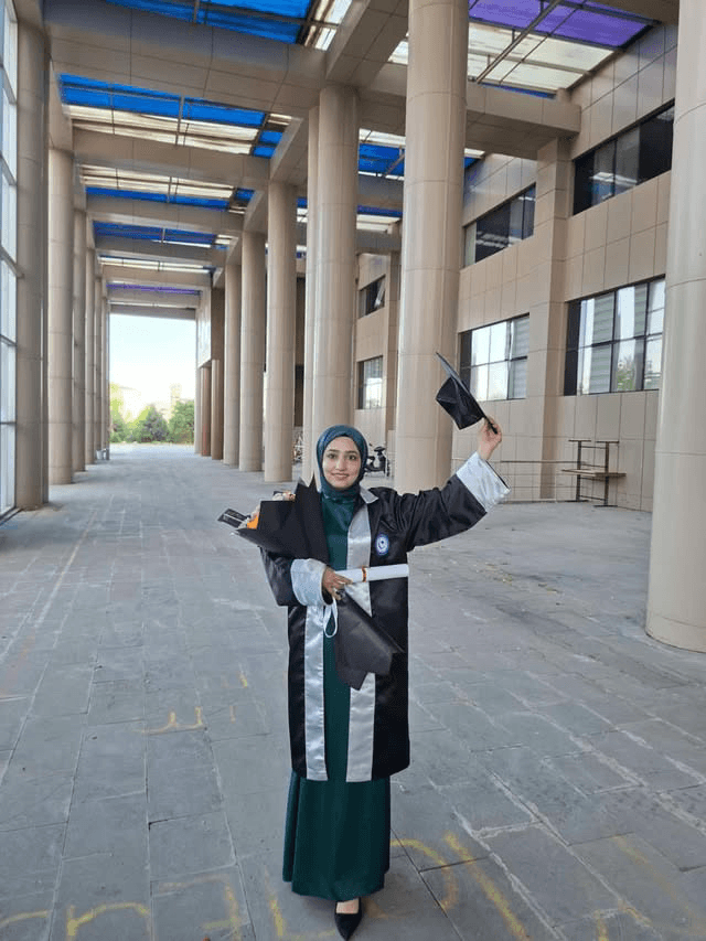 Mezuniyet cübbesiyle Meral Bekar